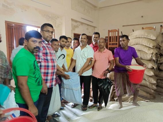 ঈদুল আযহা উপলক্ষে তাহিরপুরে ভিজিএফের চাল বিতরণ