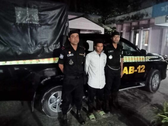 র‍্যাবের যৌথ অভিযানে হত্যা মামলার প্রধান আসামি সৈকত গ্রেফতার