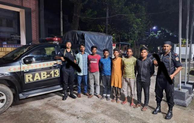 পঞ্চগড়ে পরিবহনে অন্যায় ভাবে টোলের নামে চাঁদাবাজির অভিযোগে আটক ৬