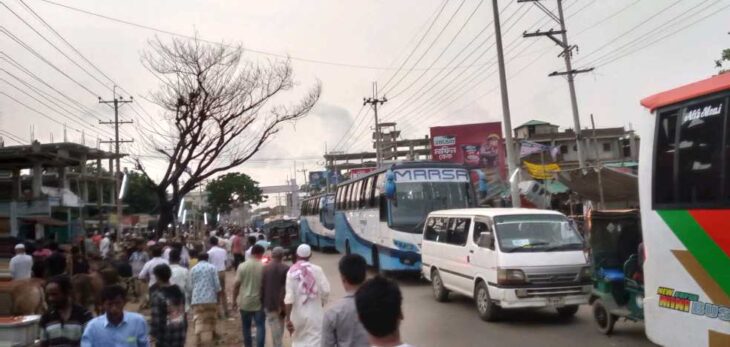 মহাসড়কের পাশে কোরবানির পশুর হাট,চলাচলে বিঘ্ন,কর্তৃপক্ষ নীরব 