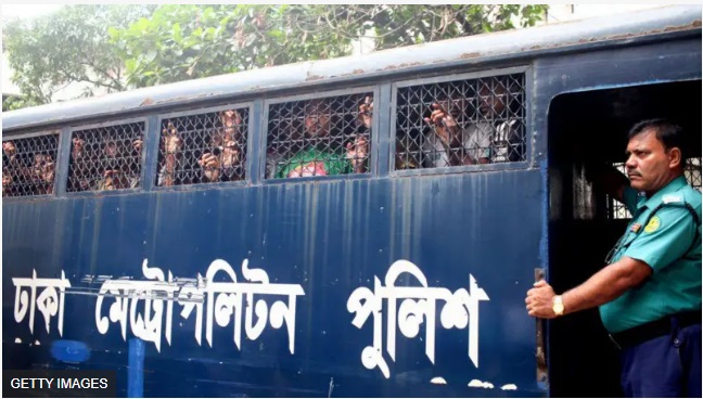 পুলিশের গ্রেফতার অভিযান, ফেসবুকে পোস্ট দেয়ার জের ধরেও আটকের অভিযোগ