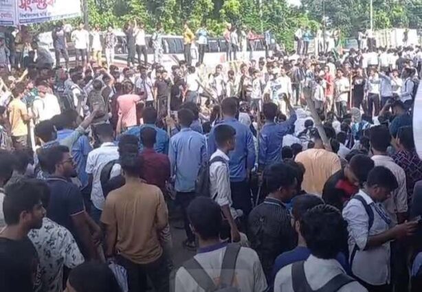 ঢাকা-আরিচা মহাসড়ক অবরোধ বিক্ষুব্ধ শিক্ষার্থীরা