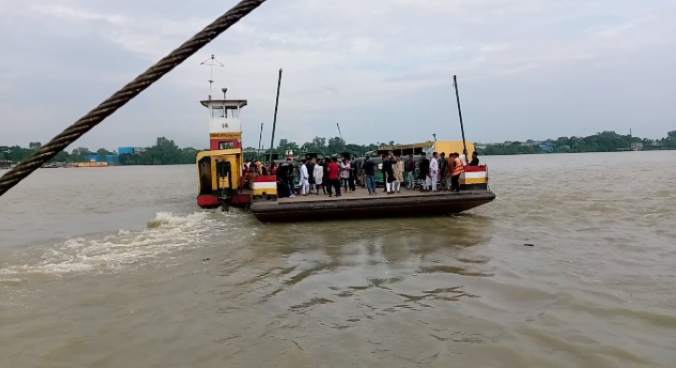 চট্টগ্রামে কালুরঘাটে প্রতিদিন ফেরীতে পারাপার হচ্ছে মানুষ ও যানবাহন 