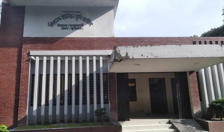 রাজারহাটে ইউনিয়ন ভূমি সহকারী কর্মকর্তার বিরুদ্ধে নামজারি অভিযোগ