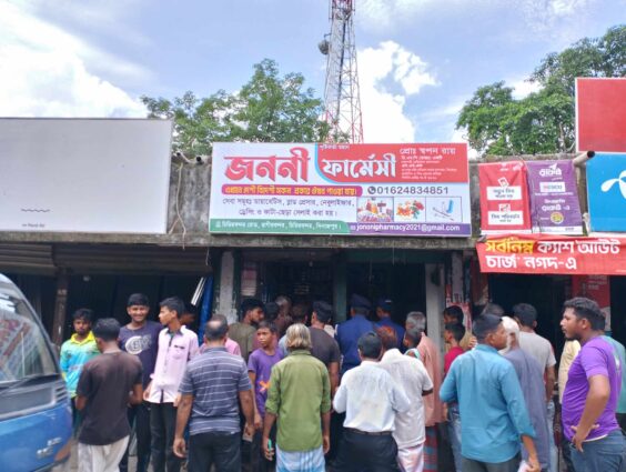 চিরিরবন্দরে মেয়াদোত্তীর্ণ পণ্য বিক্রির দায়ে ৩৫ হাজার টাকা জরিমানা