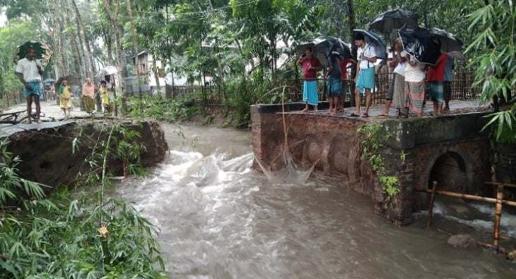 পঞ্চগড়ে ভারী বর্ষণে ভেসে গেছে সড়কের একাংশ,জনদুর্ভোগ