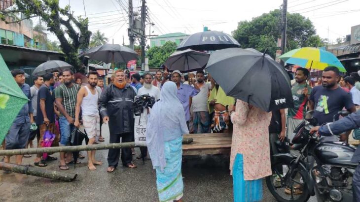 পঞ্চগড়ে জলাবদ্ধতা নিরসনে সড়ক অবরোধ করে বিক্ষোভ