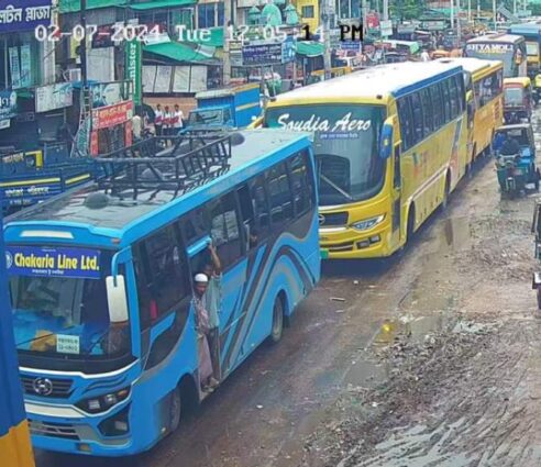 কক্সবাজারের ঈদগাঁওতে যত্রতত্র পার্কিং করায় ভয়াবহ যানজটে জনজীবন নাভিশ্বাস 