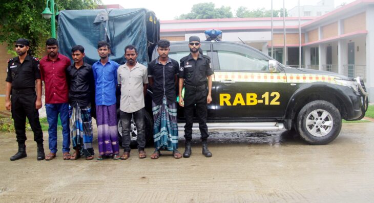 বগুড়ায় ৬৬২ বোতল ফেনসিডিল ও ১২ কেজি গাঁজাসহ ৫ জন আটক