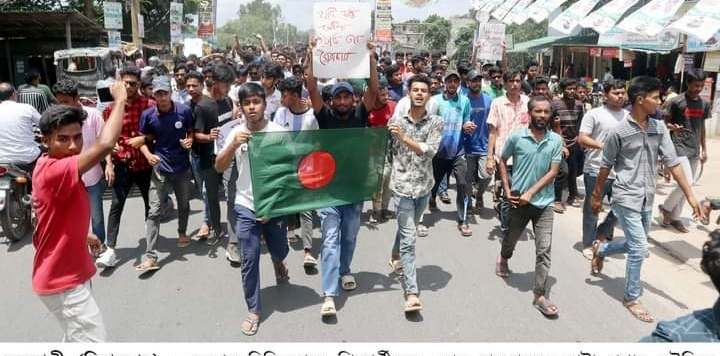 দিনাজপুরের ফুলবাড়িতে শিক্ষার্থীদের উপর হামলার প্রতিবাদে বিক্ষোভ