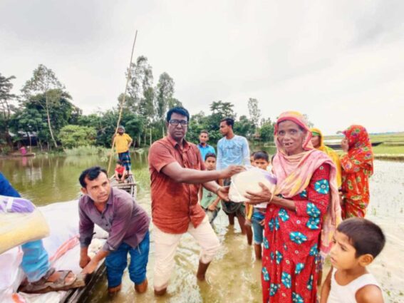 তিস্তায় ভাঙন ও বন্যার্ত পরিবারের মাঝে ত্রাণ সামগ্রী বিতরণ