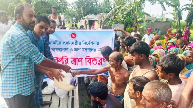রাজারহাটে পানি বন্দি ও ভাঙন কবলিত পরিবারের মাঝে সরকারি ত্রাণ সামগ্রী বিতরণ 