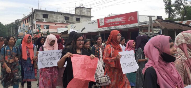 পঞ্চগড়ের তেঁতুলিয়ায় কোটা সংস্কারের দাবীতে শিক্ষার্থীদের বিক্ষোভ মিছিল