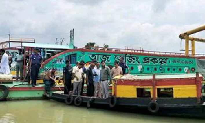 রায়পুরায় মেঘনায় ২টি ড্রেজার জব্দ, আটক ৪ জন জরিমানা ১০ লক্ষ টাকা