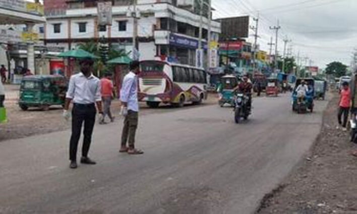 সারাদেশে সড়কে এবার ট্রাফিকের দায়িত্ব পালনে ব্যস্ত শিক্ষার্থীরা