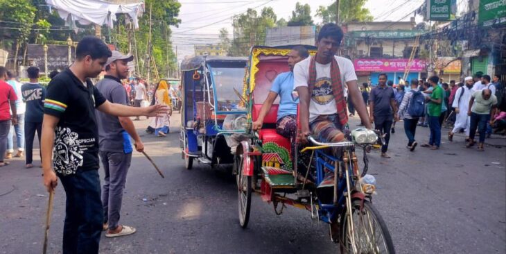 বগুড়ায় সড়কে ট্রাফিক পুলিশের ভূমিকায় শিক্ষার্থীরা