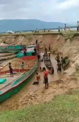 প্রতি রাতে কোটি টাকার বালু লুট তাহিরপুরে যাদুকাটা নদীর পাড় কেটে সাবাড়