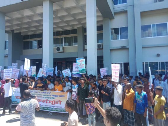 সুনামগঞ্জে হাসপাতালের তত্বাবধায়ক ও আরএমও এর অপসারণের দাবিতে হাজারো মানুষের ঢল