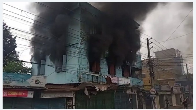 ঠাকুরগাঁওয়ে আওয়ামিলীগের পার্টি অফিসে আগুন,জেলা প্রশাসক কার্যালয় ভাঙচুর