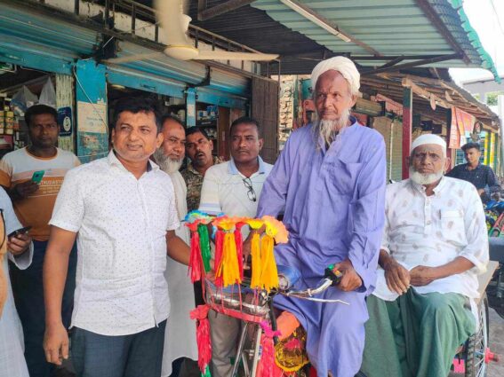 হতদরিদ্র রিক্সা চালককে চার্জার ভ্যান কিনে দিলেন চিকিৎসক
