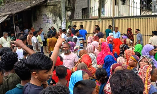 নওগাঁয় বিদ্যুৎস্পৃষ্টহয়ে শিশু মৃত্যু বিদ্যুৎ অফিস ঘেরাও করে বিক্ষোভ করেন এলাকাবাসী