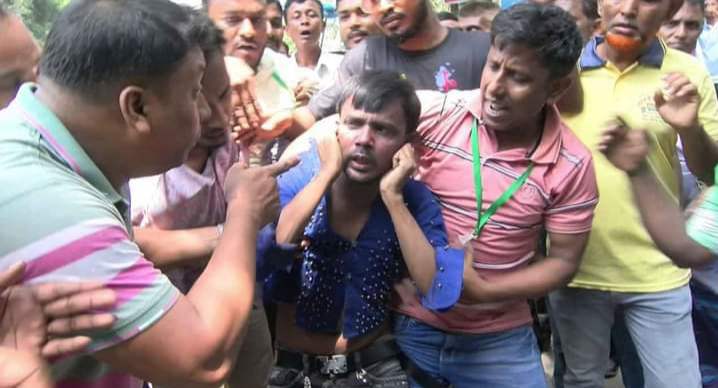 বগুড়া আদালত চত্বরে হিরো আলমের ওপর হামলা কান ধরে উঠবস