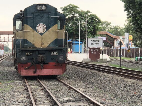 সান্তাহার রেলওয়ে থানা এলাকায় একই দিনে ট্রেনে কাঁটা পড়ে নারীসহ ৩ জনের মৃত্যু