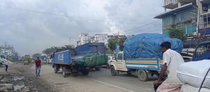 সাভারে যানবাহন চলাচল বন্ধ চাকরি প্রার্থীদের মহাসড়কে অবস্থান