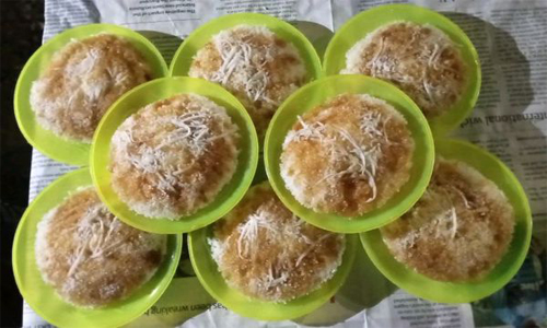 চট্টগ্রামে শীতের আগাম মূহুর্তে ভাপা পিঠা বিক্রির ধুম