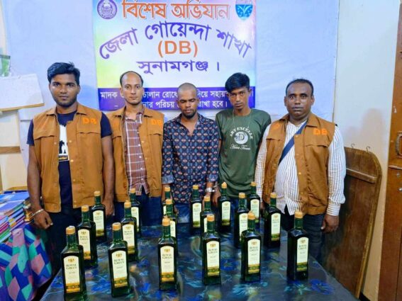 ডিবি পুলিশের হাতে বিলাতি মদ সহ আটক ২