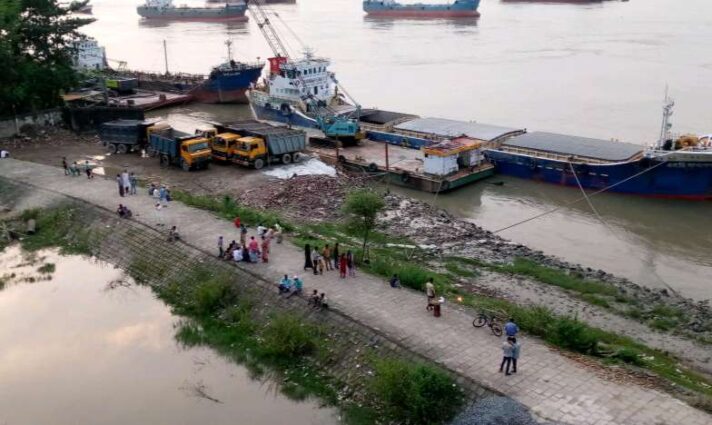 চট্রগ্রামের কর্ণফুলীর দক্ষিণ পাড়ে বিনোদন প্রেমীদের ভীড়