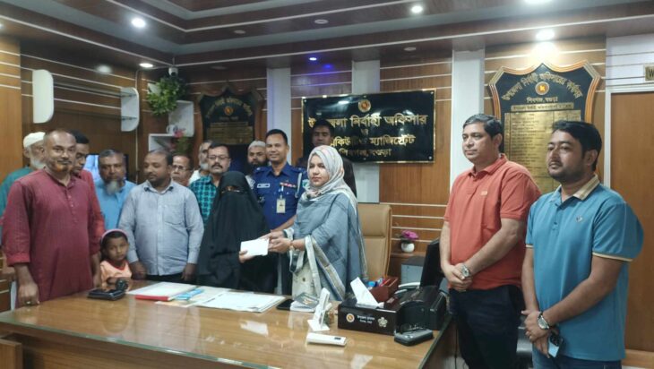 দলিল লেখক সমিতির অনুদান পেলেন মৃত ইউসুফ আলীর পরিবার