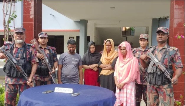 সাতক্ষীরায় অবৈধভাবে সীমান্ত পারাপারে চারজনকে আটক করেছে বিজিবি