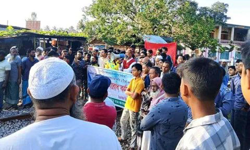কুড়িগ্রাম এক্সপ্রেস যাত্রা বিরতি ও টিকিট বরাদ্দের দাবিতে রেলপথ অবরোধ