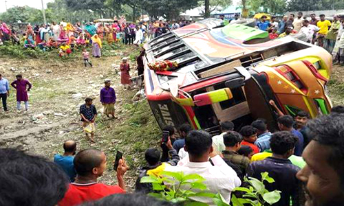 ঠাকুরগাঁওয়ে মটরসাইকেল আরোহীকে বাঁচাতে গিয়ে বাস খাদে পড়ে আহত ১০