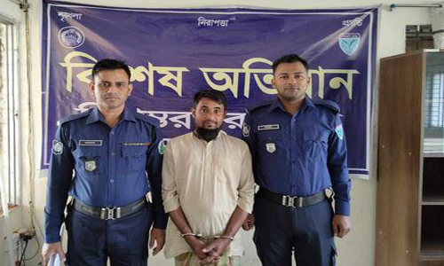 বিশ্বম্ভরপুরে যৌথ বাহিনীর অভিযানে ভারতীয় ৯৩ বোতল মদসহ গ্রেফতার ৩