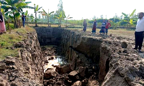 বগুড়ার শিবগঞ্জে ভূমিখেকোদের দৌরাত্মে বিলিন হচ্ছে কৃষি জমি