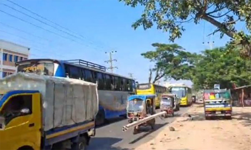 অপরিকল্পিত ব্যবস্থাপনার কারণে ঈদগাঁও বাস ষ্টেশনে যত্রতত্রে পার্কিং