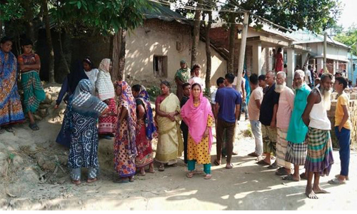 নওগাঁয় জমি নিয়ে দ্বন্দ্বে প্রকাশ্যে কুপিয়ে খুন