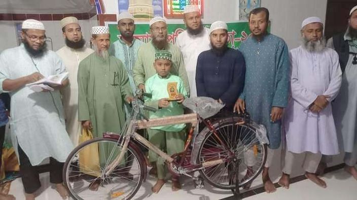 শিবগঞ্জে জামায়াতের সহিত নামায আদায় করে সাইকেল উপহার পেল শিশু জোনায়েদ