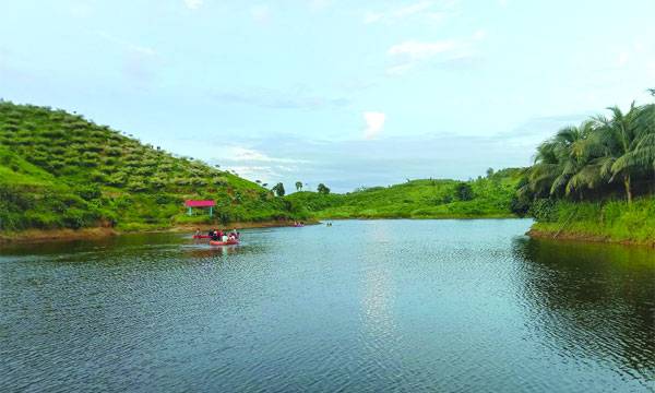 জল পাহাড়ের অনন্য রুপ, প্রাকৃতিক সৌন্দর্য্যের লীলাভূমি চেয়ারম্যান লেক 