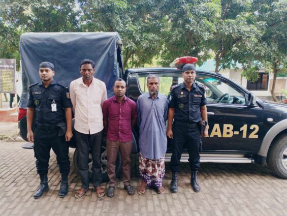 বগুড়ায় র‍্যাবের অভিযানে বিপুল পরিমাণ ফেন্সিডিলসহ গ্রেফতার-৩