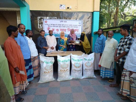ফুলবাড়ীতে কৃষি বিভাগের বিনামূল্যে বীজ ও সার বিতরণ উদ্বোধন