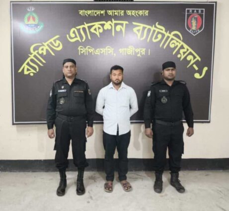 চিলাহাটিতে পিতা হত্যা মামলার প্রধান আসামী র‍্যাবের হাতে গ্রেফতার
