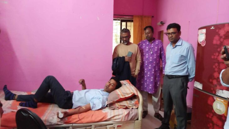রক্তশূন্য অসুস্থ্য নারীকে রক্ত দিলেন তেঁতুলিয়ার ইউএনও
