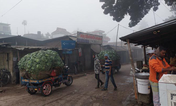 পঞ্চগড়ে ঘন কুয়াশার সঙ্গে বেড়েছে শীত নিম্ন আয়ের মানুষের দুর্ভোগ