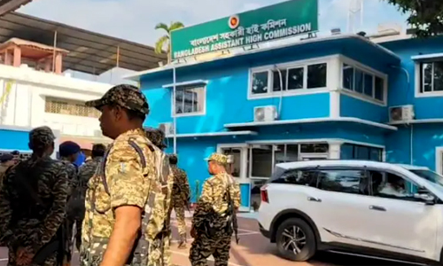 আগরতলায় বাংলাদেশ হাইকমিশনে ভাঙচুর ও জাতীয় পতাকা নামিয়ে ফেলেছে