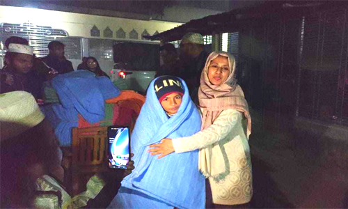 ঠাকুরগাঁও জেলা প্রশাসক মধ্য রাতে শীতবস্ত্র নিয়ে শীতার্তদের পাশে