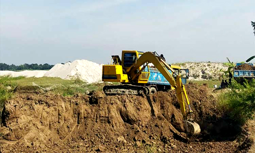 ঠাকুরগাঁওয়ে হুমকিতে কৃষি জমি কেটে নিয়ে যাচ্ছে উপরি ভাগের উর্বর মাটি অবৈধ ইটভাটাগুলো