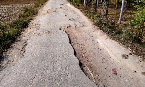  বিরামপুর উপজেলার ৪নং দিওড় ইউনিয়ন পরিষদ সংযোগ সড়ক খানাখন্দকে ভরা চলাচল বিঘ্নিত